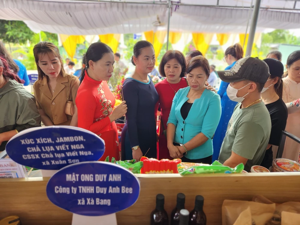 Khách mời nghe giới thiệu về một sản phẩm trưng bày. Ảnh: TK