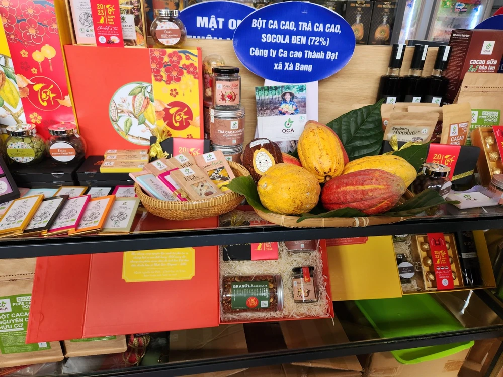 Các sản phẩm từ quả cacao được doanh nghiệp huyện Châu Đức sản xuất, bày bán. Ảnh: TK