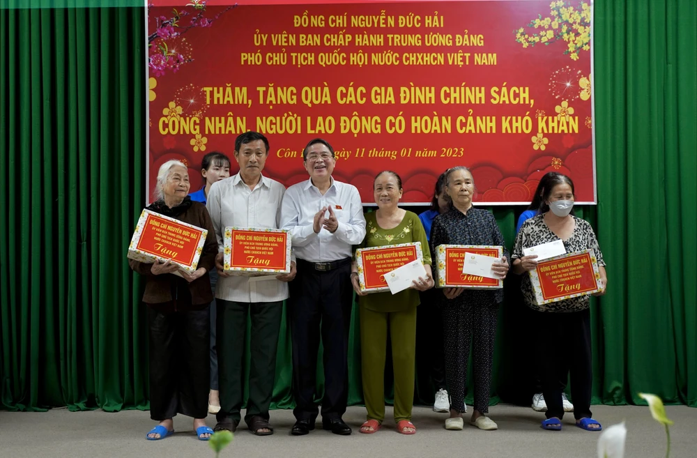 Phó Chủ tịch Quốc hội Nguyễn Đức Hải thăm, chúc Tết và tặng quà các gia đình chính sách, người lao động tại huyện Côn Đảo. Ảnh: MẠNH CƯỜNG