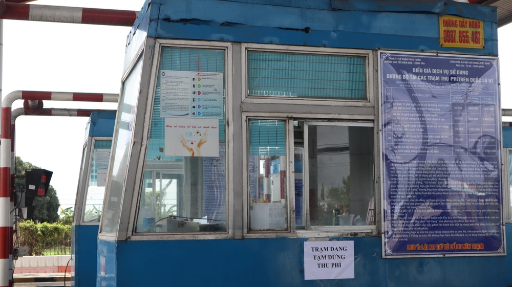 Không còn nhân viên trong các quầy thu phí. Ảnh: TK