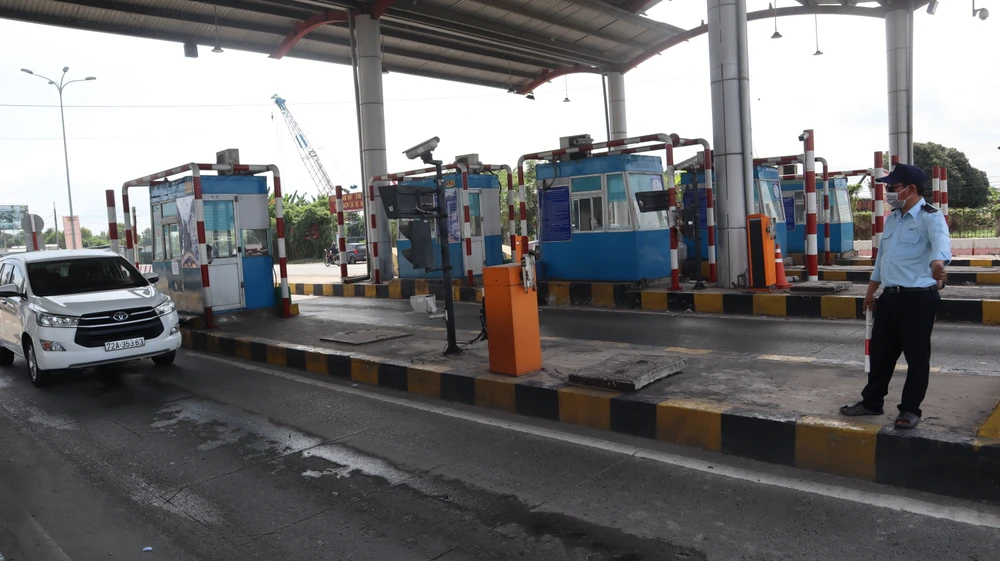 Bảo vệ hướng dẫn xe đi luôn qua trạm. Ảnh: TK