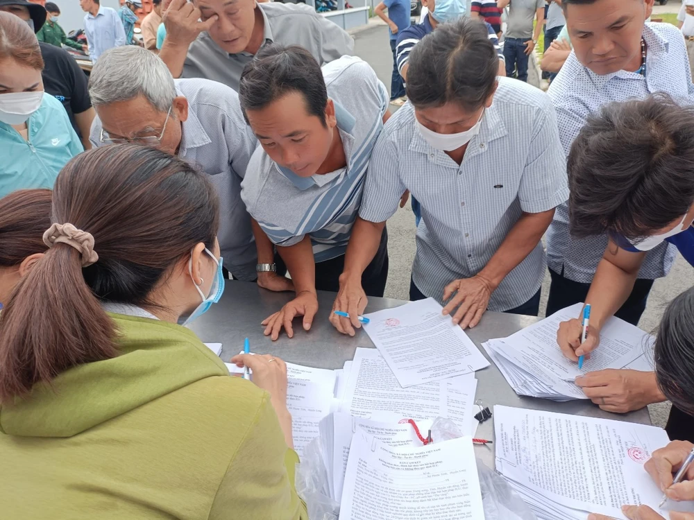 Các ngư dân, chủ tàu ký cam kết không đánh bắt hải trái phép. Ảnh: NM