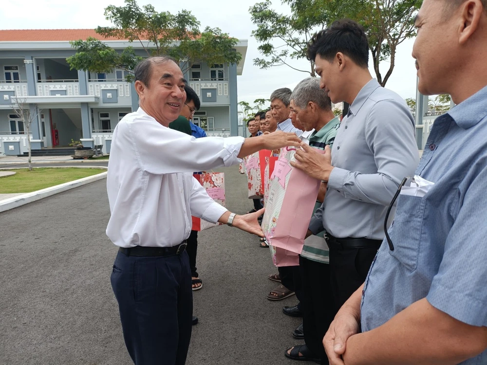 Ông Lâm Văn Hồng chủ tịch UBND huyện Long Điền tặng quà cho các ngư dân, chủ tàu tại buổi họp mặt. Ảnh: NM