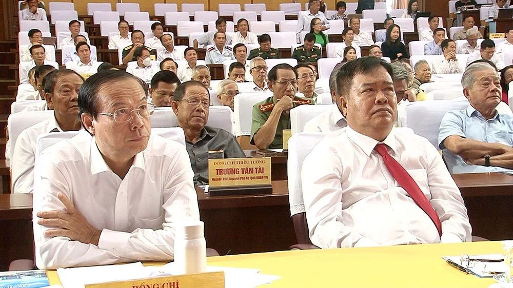 Ông Nguyễn Văn Thọ, Chủ tịch UBND tỉnh bên cạnh là ông Nguyễn Văn Trình, nguyên chủ tịch UBND tỉnh tại buổi họp mặt sáng 3-2. Ảnh: TM