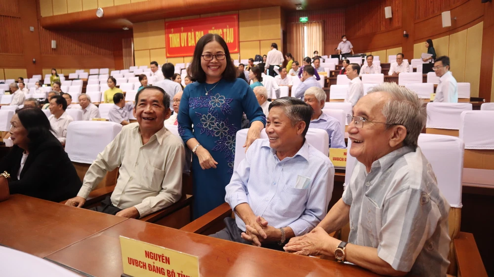 Bà Nguyễn Thị Yến, Phó Bí thư, Trưởng đoàn ĐBQH thăm hỏi nguyên lãnh đạo tỉnh. Ảnh:TK