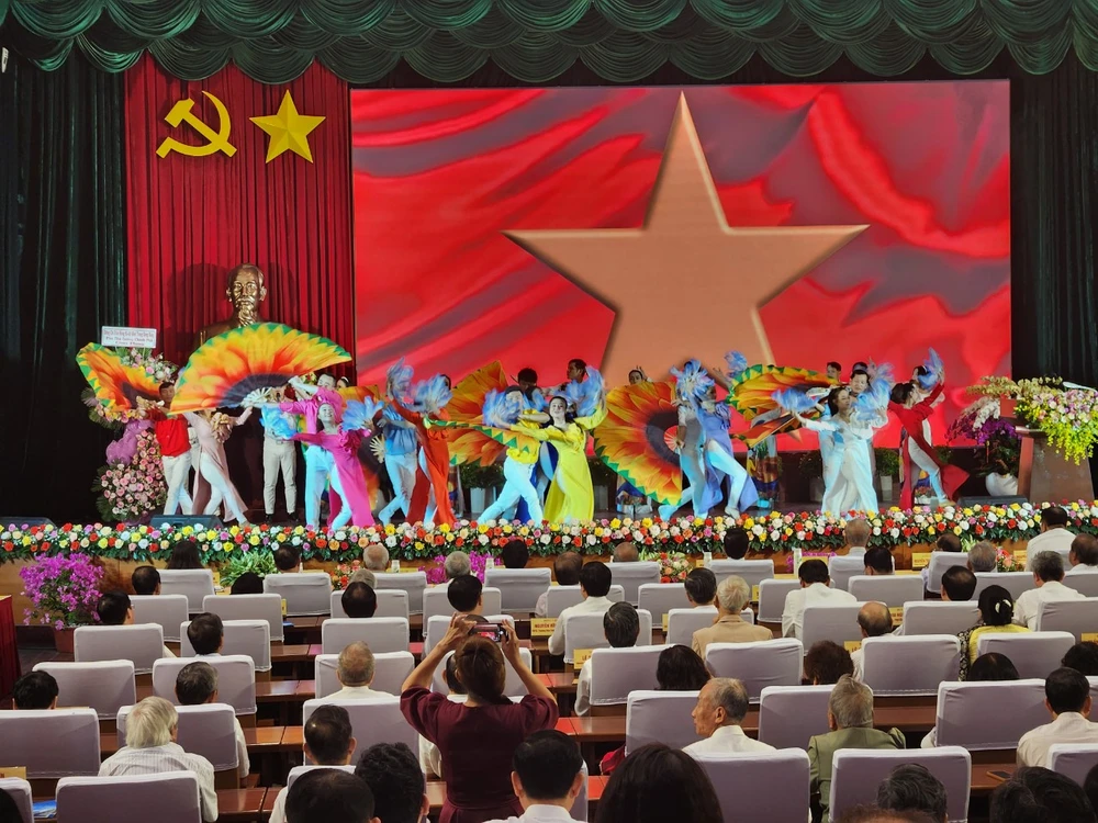 Một tiết mục văn nghệ chào mừng lễ kỷ niệm. Ảnh: TK