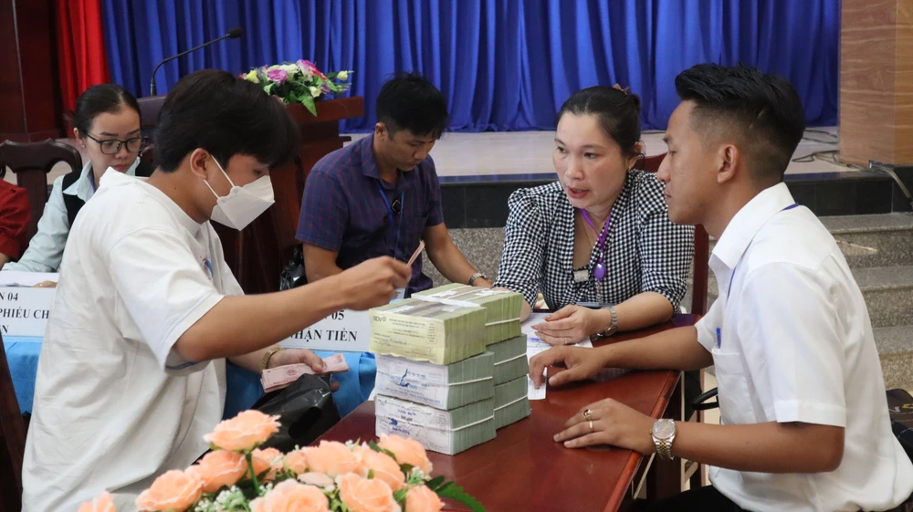 Người dân ký nhận tiền. Ảnh:TK