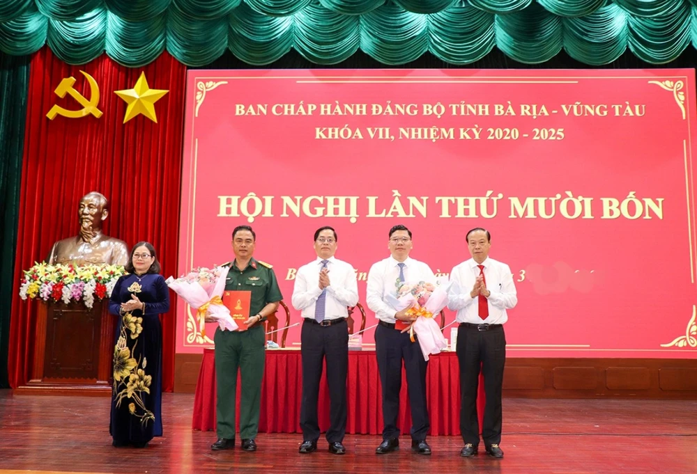 Đại tá Lê Xuân Bình và ông Hoàng Nguyên DInh