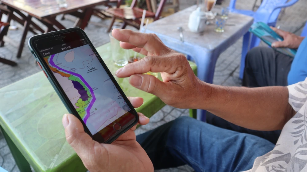 Nhiều chủ tàu xã Phước Tỉnh phản ánh thiết bị giám sát hành trình hoạt động đôi khi chưa thực sự chính xác. Ảnh:TK