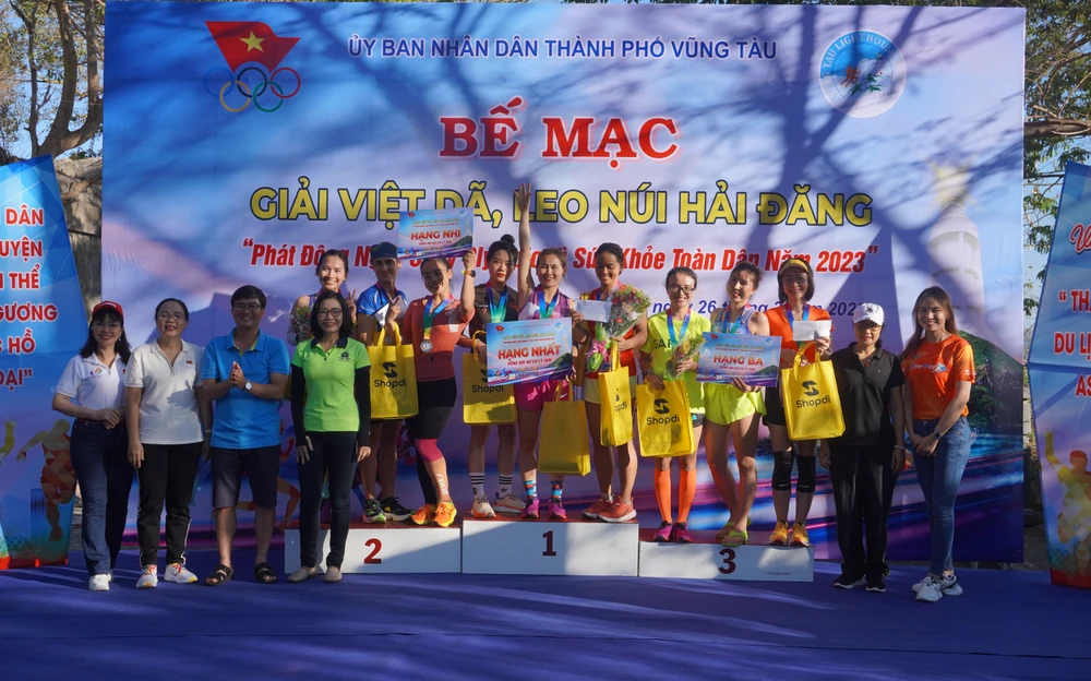 Ban tổ chức trao giải cho các VĐV đạt giải. Ảnh: QV