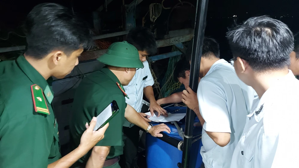 Lực lượng chức năng kiểm tra trên tàu tối 26-3. Ảnh: KN