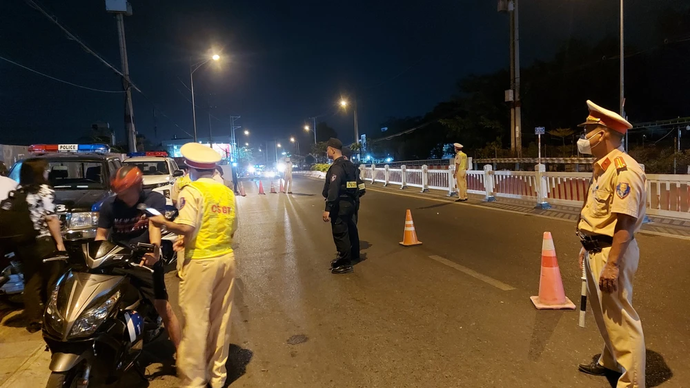 CSGT công an TP Vũng Tàu kiểm tra, xử lý tại tuyến đường 30/4. Ảnh: KN