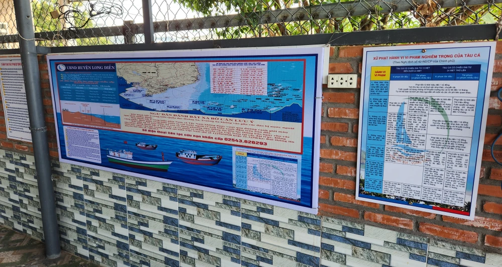 Bảng tuyên truyền được in, dán cố định tại quán cà phê được thị trấn Long Hải chọn để thường xuyên gặp gỡ, trao đổi cùng ngư dân. Ảnh: TK