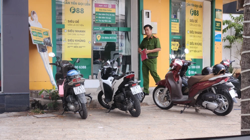 Việc kiểm tra tại F88 (số 387 Cách Mạng Tháng 8, TP Bà Rịa) kết thúc trễ. Ảnh: TK