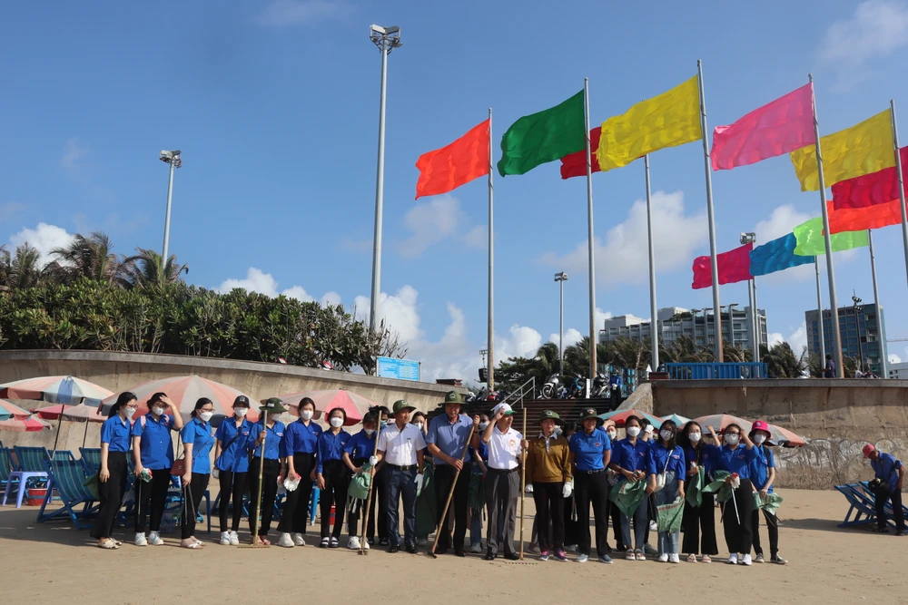 Các lực lượng chuẩn bị tham gia dọn dẹp vệ sinh môi trường Bãi Sau sau lễ phát động. Ảnh:TK