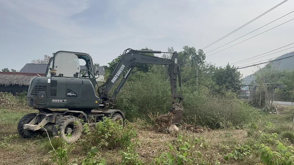 Người dân bàn nhận tiền bồi thường đất, đồng ý bàn giao mặt bằng dự án cao tốc Biên Hòa-Vũng Tàu đoạn qua TP Bà Rịa. Một số hộ chờ QĐ mới sửa đổi QĐ 19 để nhận bồi thường vật kiến trúc. Ảnh: TG