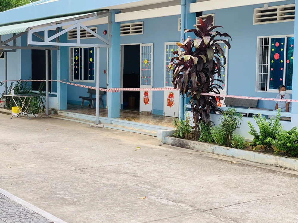 Cách ly khu vực các cụ già được phát hiện mắc COVID-19. Ảnh:TH