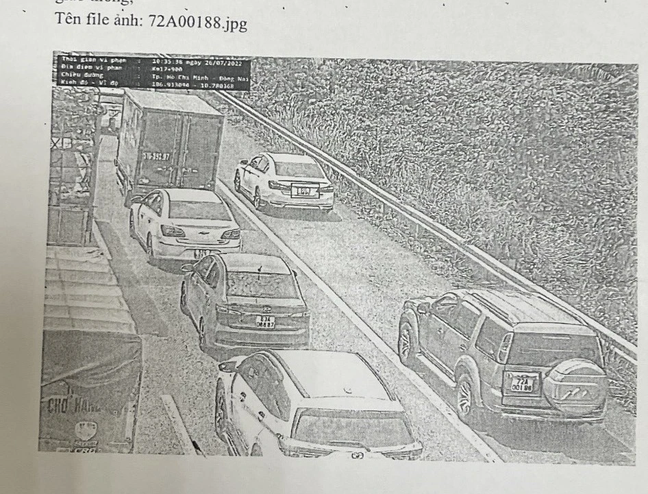 Hình ảnh xe biển số 72A-001.88 (góc phải ảnh) vi phạm trên cao tốc