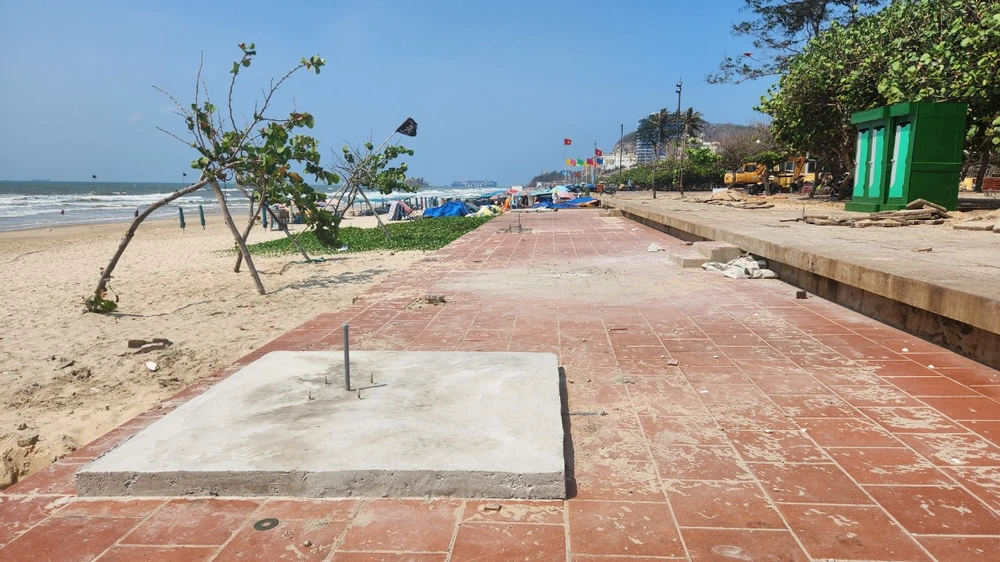 Mặt bằng DN đã bàn giao sẽ không được kinh doanh phao dù, ghế bố. Nhà vệ sinh vẫn được sử dụng và có thu phí. Ảnh: TK