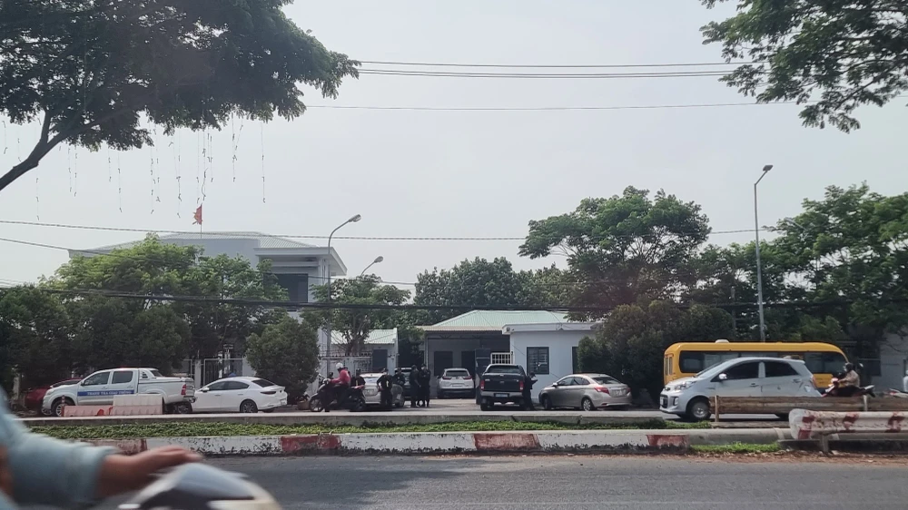 Cảnh sát Cơ động bên ngoài trụ sở thanh tra Sở GTVT chiều 26-4. Ảnh: ĐT