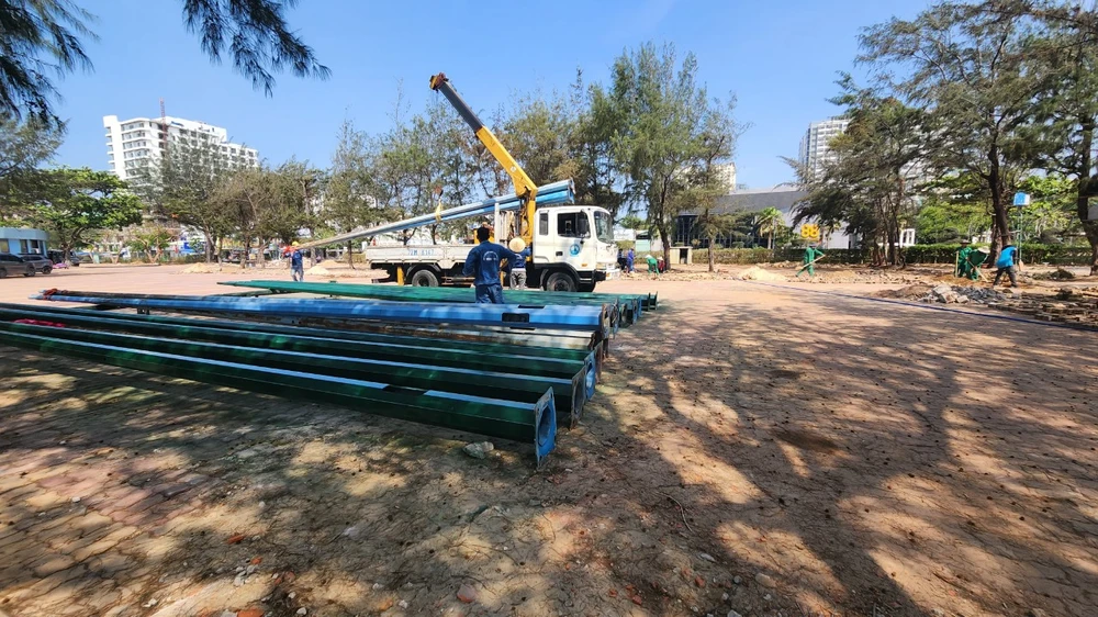 Công nhân lắp đặt thêm đèn chiếu sáng tại Bãi Sau. Ảnh: TK