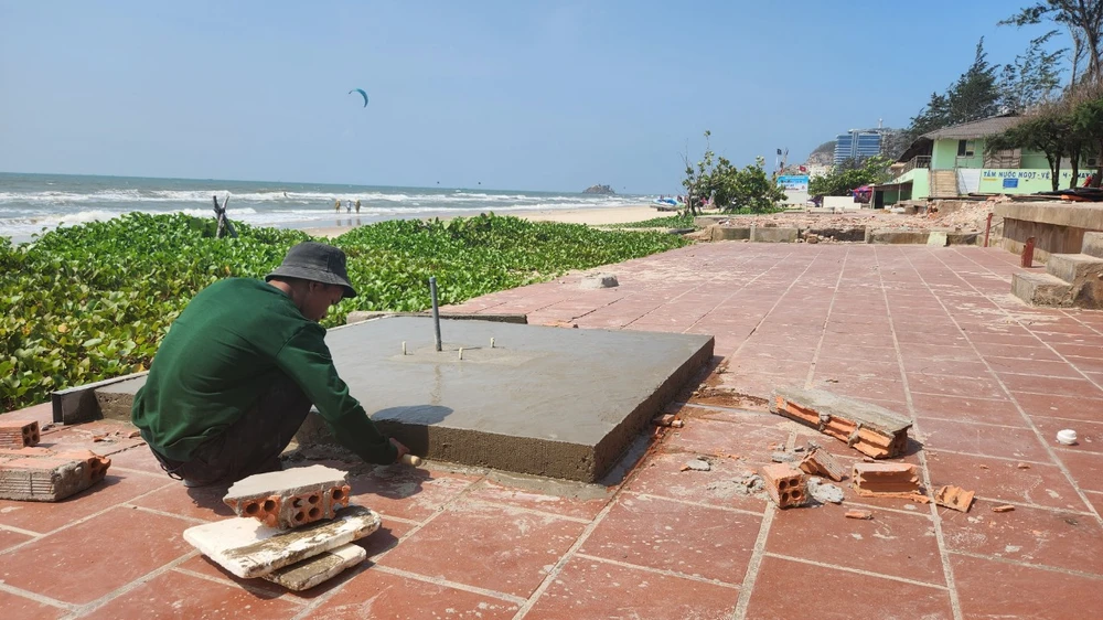 Các trụ tắm nước ngọt miễn phí đang được lắp đặt phục vụ người dân dịp Lễ khi đến Bãi Sau, TP Vũng Tàu. Ảnh: TK