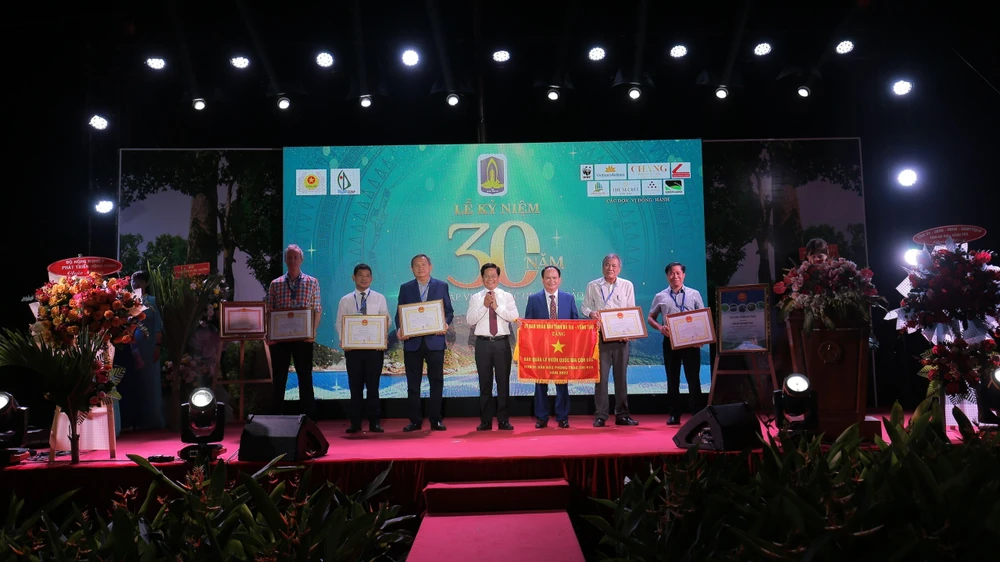 VQG Côn Đảo nhận nhiều bằng khen các cấp cho thành tích đạt được trong suốt 30 năm qua. Ảnh: VQG