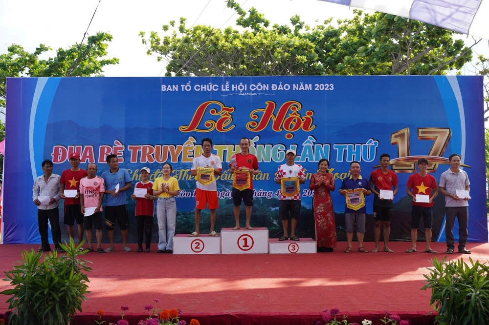 Trao giải cho các đội. Ảnh: MC