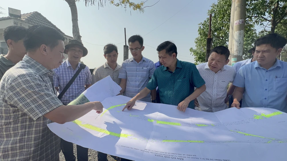 Lãnh đạo TP Bà Rịa cùng chủ đầu tư kiểm tra tiến độ dự án cao tốc Biên Hòa-Vũng Tàu. Nhờ theo sát các đầu việc, công tác GPMB dự án đoạn qua Bà Rịa hoàn thành đúng tiến độ. Ảnh: TG