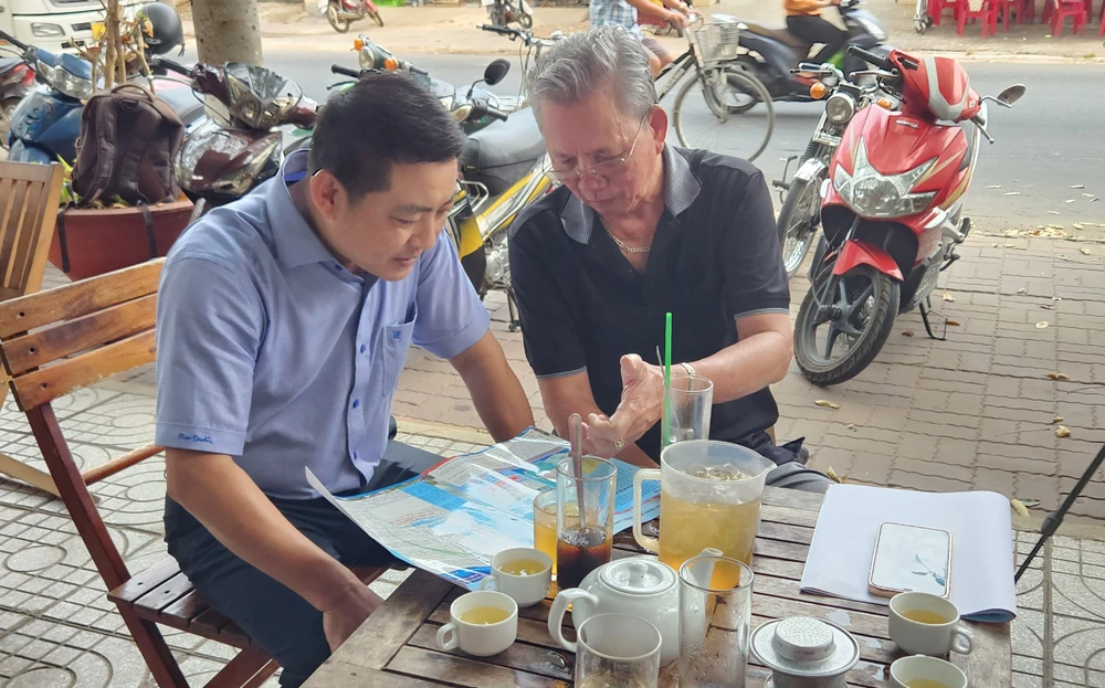 Huyện Long Điền có nhiều chương trình, sáng kiến về cải cách hành chính đạt hiệu quả. (Trong ảnh: Ông Huỳnh Sơn Tuấn, Bí thư huyện ủy trao đổi, lắng nghe các kiến nghị của ngư dân quanh vấn đề chống khai thác IUU tại buổi "Cà phê sáng cùng ngư dân"): TK