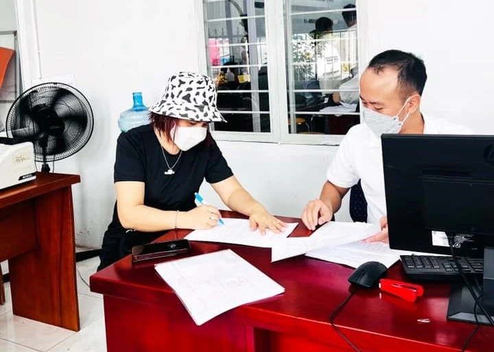 Làm thủ tục công chứng tại một Văn phòng công chứng trên địa bàn tỉnh Bà Rịa-Vũng Tàu. Ảnh: NY