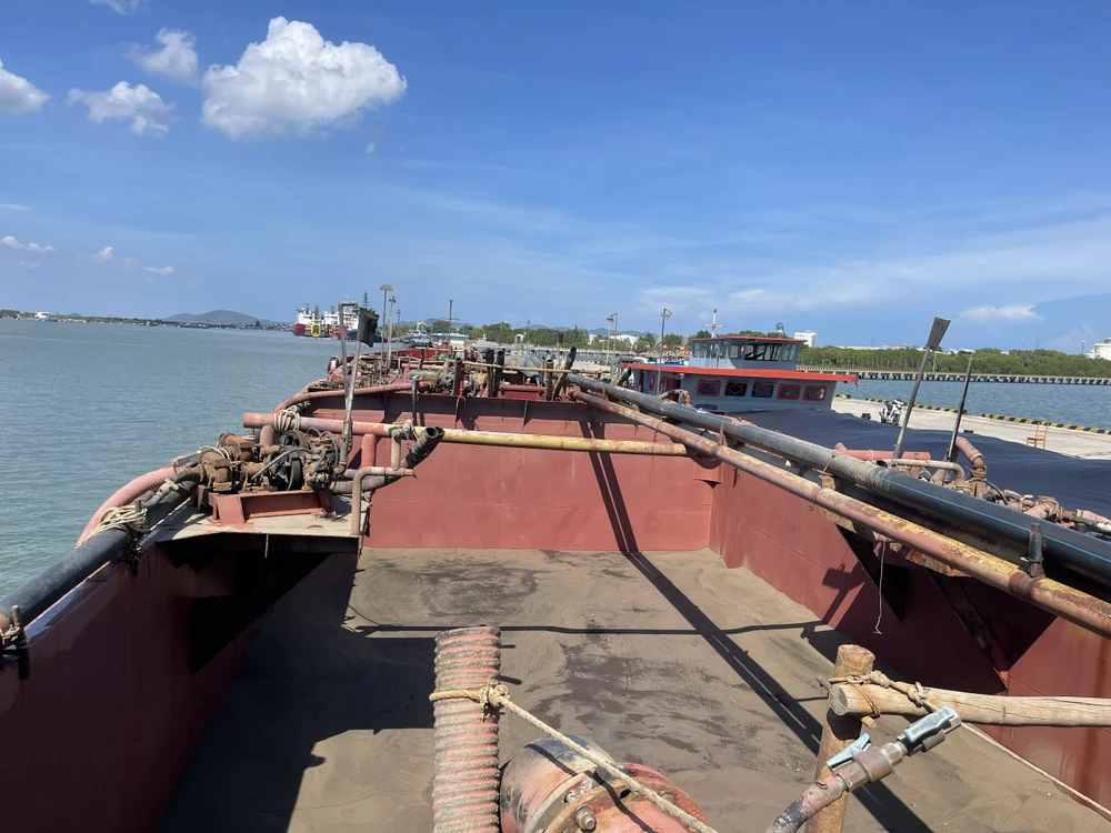 Tàu chở cát bị kiểm tra, tạm giữ. Ảnh: CSB Tàu chở cát bị kiểm tra, tạm giữ. Ảnh: CSB
