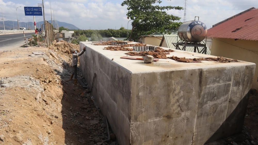 Thi công trụ móng phía Vũng Tàu, kế bên trụ sở Thủy đoàn 2. Ảnh: TK