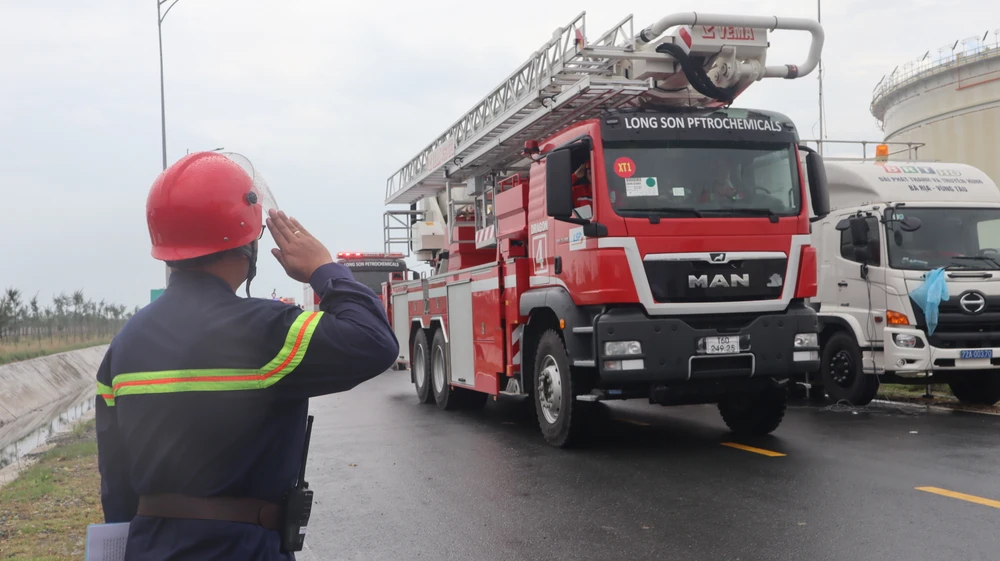 Xe chữa cháy của Hóa dầu Long Sơn tham gia diễn tập. Ảnh: TK