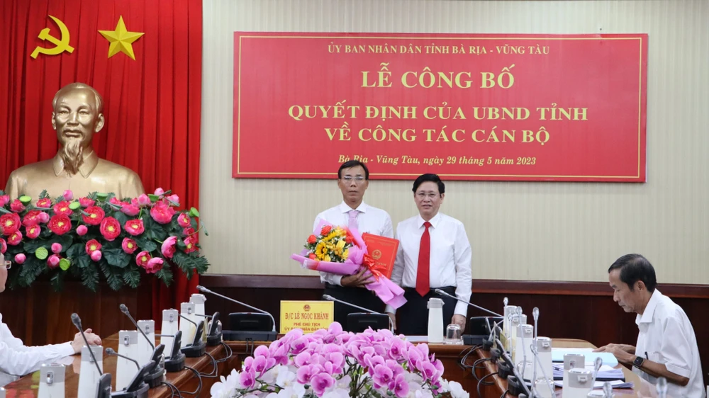 Ông Trương Văn Thôi (trái) nhận hoa từ lãnh đạo UBND tỉnh. Ảnh: TH