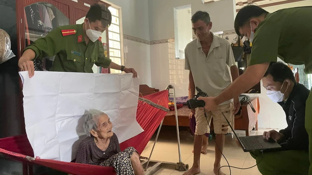 Công an xã Láng Lớn, huyện Châu Đức tổ chức làm Căn cước công dân tận nhà cho người lớn tuổi trên địa bàn. Ảnh: CA Công an xã Láng Lớn, huyện Châu Đức tổ chức làm Căn cước công dân tận nhà cho người lớn tuổi trên địa bàn. Ảnh: CA