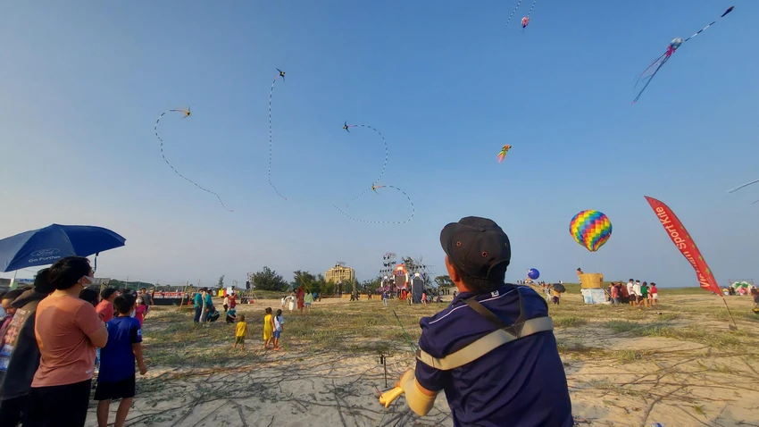 Thả diều tại chương trình Dấu ấn hè năm 2022. Ảnh: KN Thả diều tại chương trình Dấu ấn hè năm 2022. Ảnh: KN