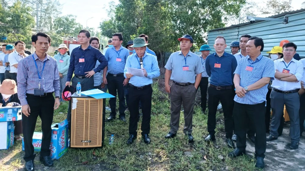 Đoàn cưỡng chế tiến hành thủ tục theo đúng quy định trước khi tháo dỡ các hạng mục vi phạm. Ảnh: Nguyễn Thắng