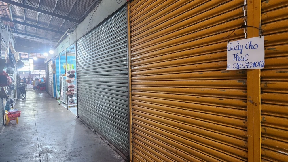 Nhiều quầy, sạp đóng cửa, treo biển cho thuê hoặc sang nhượng lại trong chợ Vũng Tàu. Ảnh: TK