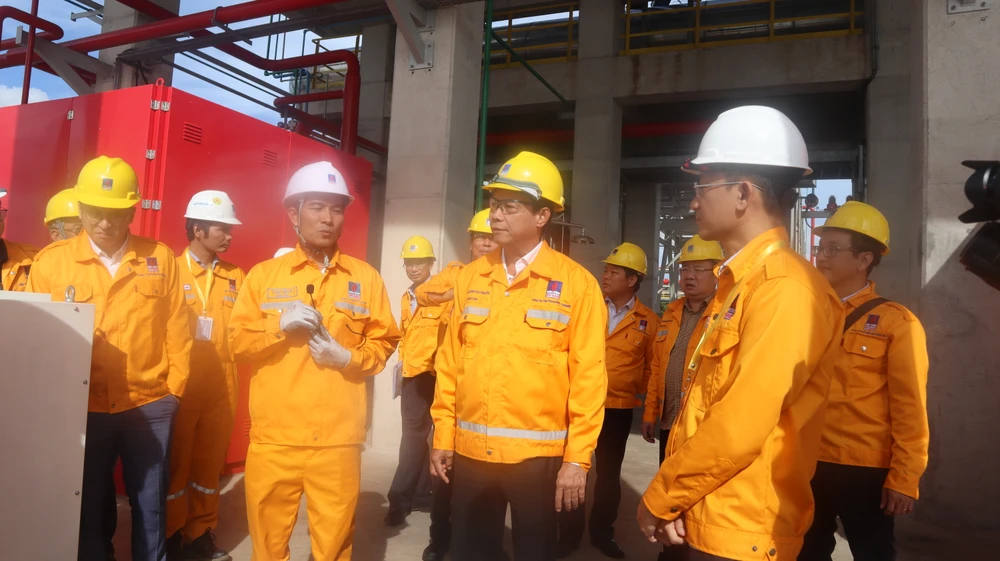 Đoàn công tác do chủ tịch UBND tỉnh Bà Rịa-Vũng Tàu thăm, làm việc thực tế tại Kho cảng chứa LNG Thị Vải của PV GAS ngày 8-7. Ảnh: TK