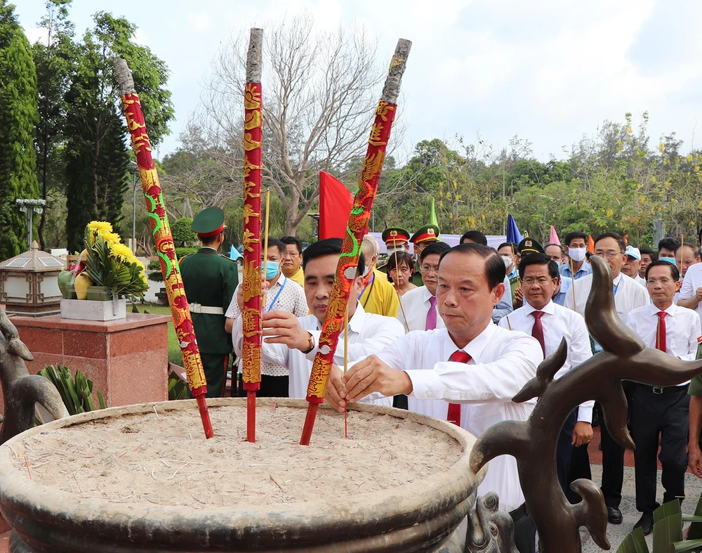 Đoàn tỉnh Bà Rịa-Vũng Tàu cùng các đại biểu trong một dịp dâng hương tại Tượng đài Nghĩa trang Hàng Dương, huyện Côn Đảo. Ảnh: TK