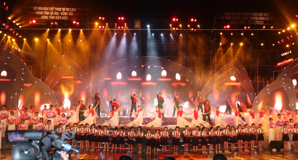 Tiết mục văn nghệ trong chương trình. Ảnh: TK