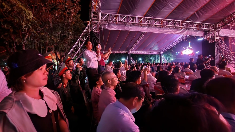 Người dân, đại biểu theo dõi chương trình. Ảnh: TK