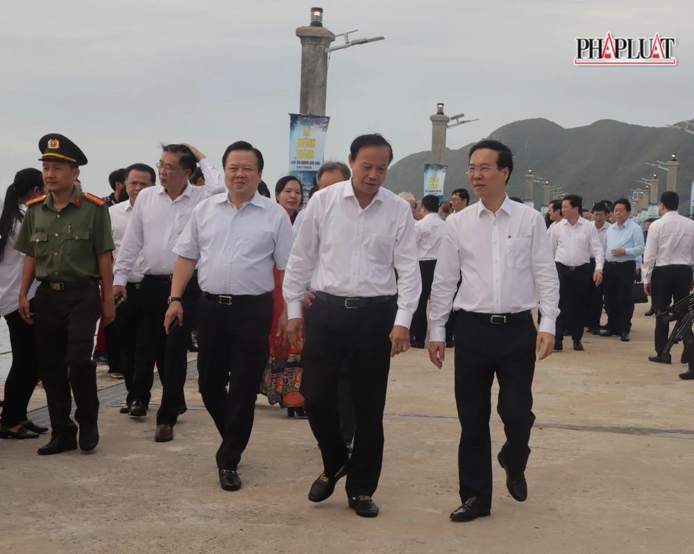 Chủ tịch nước Võ Văn Thưởng cùng đoàn công tác tham quan cảng tàu khách Côn Đảo sau lễ khánh thành. Ảnh: TK