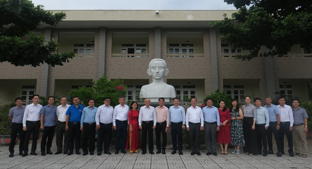 Đoàn công tác TP.HCM chụp hình lưu niệm cùng giáo viên trường THCS Lê Hồng Phong. Ảnh: MINH HIỆP