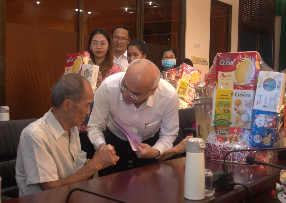 Ông Phan Nguyễn Như Khuê, Trưởng ban Tuyên giáo Thành ủy TP.HCM cùng đoàn công tác thăm hỏi, tặng quà các gia đình chính sách tại huyện Côn Đảo. Ảnh: TK