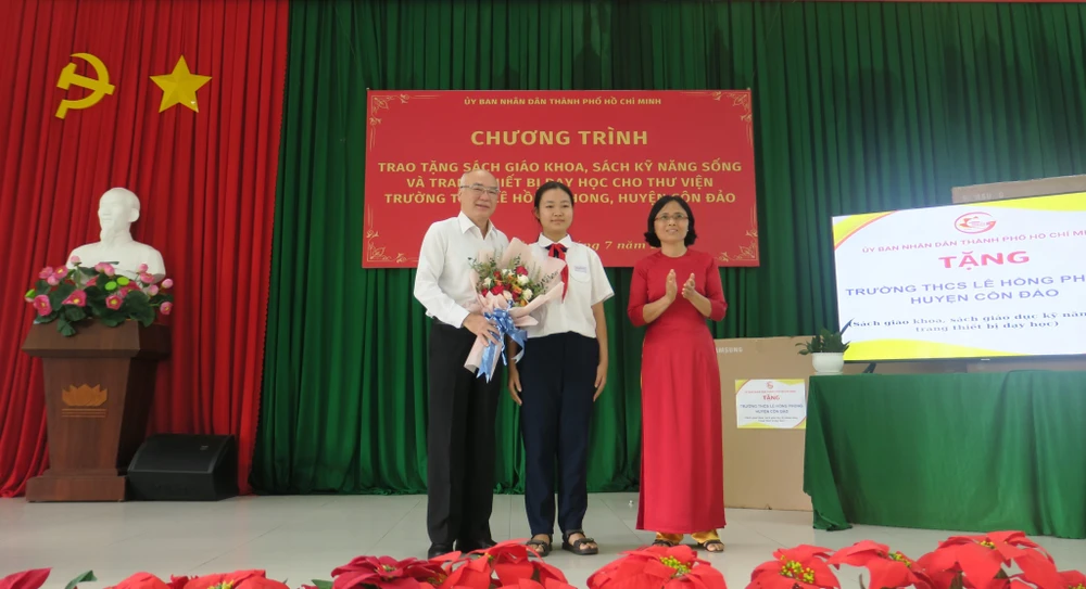 Đoàn công tác của TP.HCM tặng sách và trang thiết bị dạy học cho trường THCS Lê Hồng Phong, huyện Côn Đảo. Ảnh: MINH HIỆP