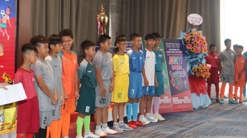 Các cầu thủ U-13 của giải đấu ra mắt trang phục thi đấu. Ảnh: TK