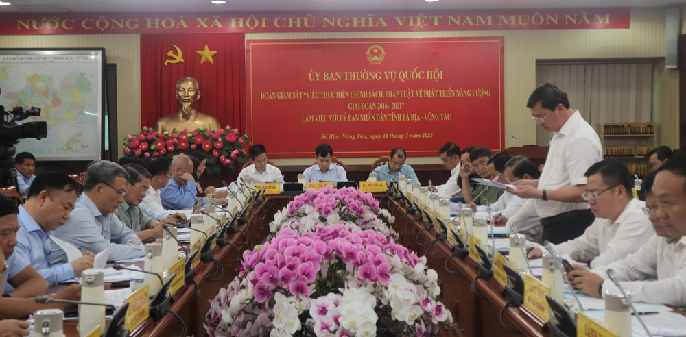 Bà Rịa-Vũng Tàu báo cáo, nêu một số kiến nghị với đoàn giám sát của Ủy ban Thường vụ Quốc hội. Ảnh: TK