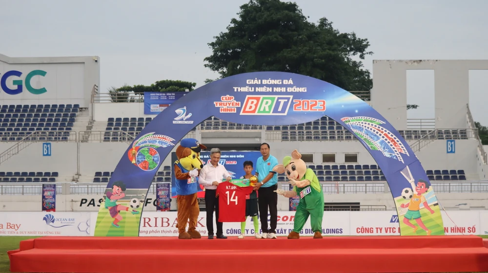 BTC trao giải cho cầu thủ U-11. Ảnh: TK